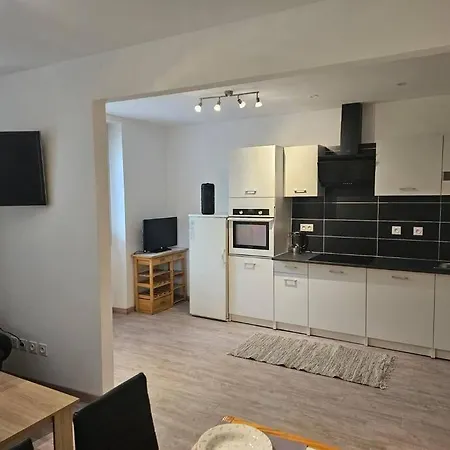 Joli En Face De Apartment